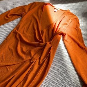 Love the color of this midi dress!